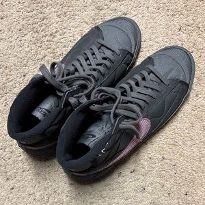 Nike Men's Gray and Black Sneakers